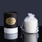 Recharge de bougie parfumée La Pompadour aux accords floraux, présentée dans un coffret élégant avec un pochon en organza blanc
