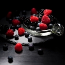 Assortiment de fruits rouges et de baies illustrant la note de fond de la recharge de bougie La Pompadour