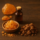 Résine ambrée et fiole d’essence illustrant la note de fond de la recharge de bougie Lumières Javanaises