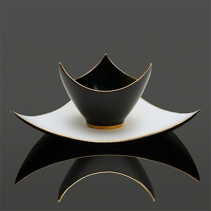 Ensemble coupe et assiette Shérazade en porcelaine de luxe décorée à Limoges, noire et blanche