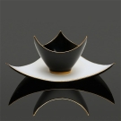 Ensemble coupe et assiette Shérazade en porcelaine de luxe décorée à Limoges, noire et blanche
