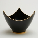 Coupe Shérazade à trois pointes en porcelaine noire de luxe décorée à Limoges, rehaussée d’or
