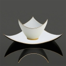 Ensemble coupe et assiette Shérazade en porcelaine blanche de luxe décorée à Limoges, trois pointes, filet or