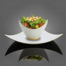 Coupe et assiette Shérazade en porcelaine blanche décorée à Limoges, présentation salade croûtons et tomates
