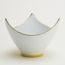 Coupe Shérazade à trois pointes en porcelaine blanche de luxe décorée à Limoges, filet or
