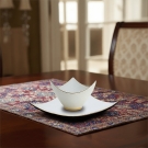 Ensemble Shérazade blanc et or en porcelaine de luxe décorée à Limoges, sur table élégante