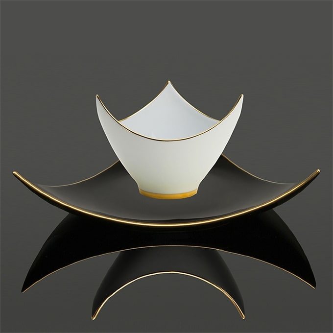 Ensemble coupe et assiette Shérazade en porcelaine de luxe noire et blanche décorée à Limoges, filet or