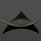 Assiette Shérazade à trois pointes en porcelaine noire décorée à Limoges, filet or brillant