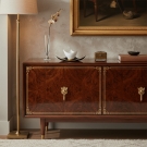 Coupe et assiette Shérazade en porcelaine noire et blanche décorée à Limoges, présentation sur console marron