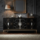 Coupe et assiette Shérazade en porcelaine blanche, présentées sur meuble noir effet miroir, décoration Art déco