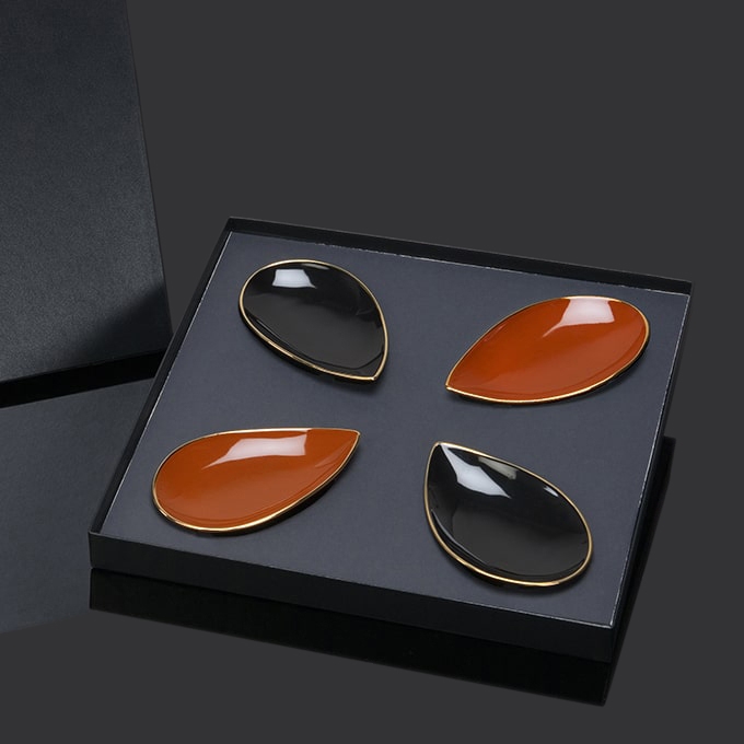 Coffret de quatre assiettes pétale Alizée Lorenza Di Filippo, porcelaine noire et caramel de luxe, filet or