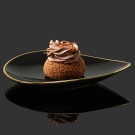 Assiette pétale noire Alizée Lorenza Di Filippo, chou à la crème, porcelaine de luxe, filet or