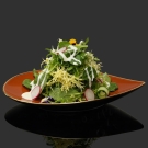 Assiette pétale caramel Alizée Lorenza Di Filippo, salade gourmande, porcelaine de luxe, filet or