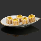 Assiette pétale Alizée blanche, porcelaine de luxe Lorenza Di Filippo, mini-desserts au fruit de la passion