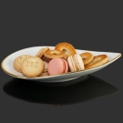 Assiette pétale Alizée blanche, porcelaine luxe, présentation macarons et biscuits