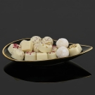 Assiette pétale noire Alizée Lorenza Di Filippo, chocolats blancs, porcelaine de luxe, filet or