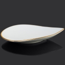 Assiette pétale blanche Alizée Lorenza Di Filippo, porcelaine de luxe élégante, gros plan, filet or brillant