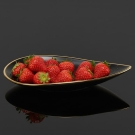 Assiette pétale noire Alizée Lorenza Di Filippo, fraises fraîches, porcelaine de luxe, filet or