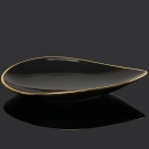 Assiette pétale noire Alizée Lorenza Di Filippo, porcelaine fine, filet or brillant, gros plan