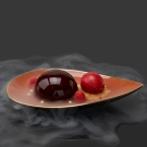 Assiette pétale Alizée caramel, porcelaine de luxe, dessert entremets chocolat et sorbet framboise avec effet fumée