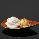 Assiette pétale Alizée caramel, porcelaine luxe, glace vanille et chantilly