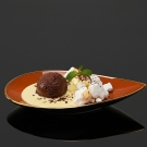 Assiette pétale Alizée caramel, porcelaine de luxe, dessert glace au chocolat, crème anglaise et île flottante