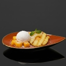 Assiette pétale Alizée caramel, dessert exotique : glace noix de coco, mangue, et ananas grillé