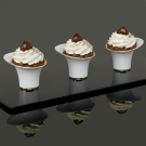 Trois mises en bouche Alizée en porcelaine blanche et or, dessert marron glacé et crème fouettée
