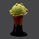 Mise en bouche porcelaine caramel filet or garnie d'une boule de glace pistache