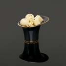 Mise en bouche porcelaine noire Alizée garnie de bonbons et copeaux de chocolat blanc