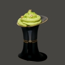 Mise en bouche porcelaine noire Alizée garnie d'une mousse pistache et de feuilles d'or