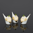 Trois amuses-bouche Alizée en porcelaine blanche garnis de glace à la banane, présentation dessert élégante