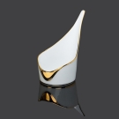 Détail de l'amuse-bouche Alizée en porcelaine blanche avec filet or brillant, Lorenza Di Filippo