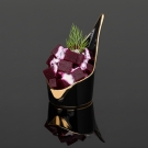 Amuse-bouche Alizée noir et or garni de cubes de betterave et crème, mise en bouche végétale