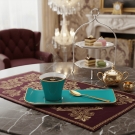 Tasse à café luxe, Café des Délices turquoise et or servie avec macarons et pâtisseries