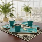 Trois Tasses à café, café des délices turquoise, servies sur table élégante dans une véranda