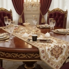 Tasse à café bronze et or présentée sur table de réception décorée d’or et de cristal