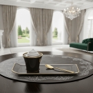 Tasse à café bronze et or Café des Délices servie sur plateau assorti dans un salon lumineux