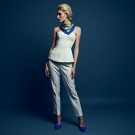 Silhouette studio d’une femme portant le carré de soie Anissa bleu et jaune Lorenza Di Filippo, noué élégamment autour du cou.