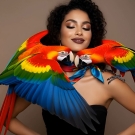 Carré de soie Anamelia turquoise Lorenza Di Filippo inspiré des aras tropicaux, porté au cou en portrait éditorial.