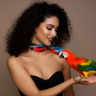 Carré de soie femme luxueux inspiré des aras tropicaux.