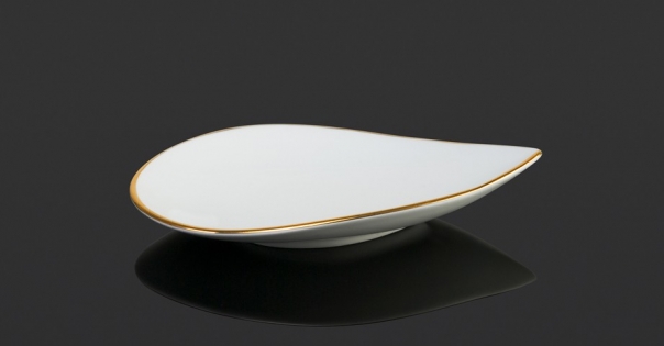 Assiette blanche en porcelaine rehaussée d'or - Modèle Pétale Alizée - Lorenza-difilippo.fr