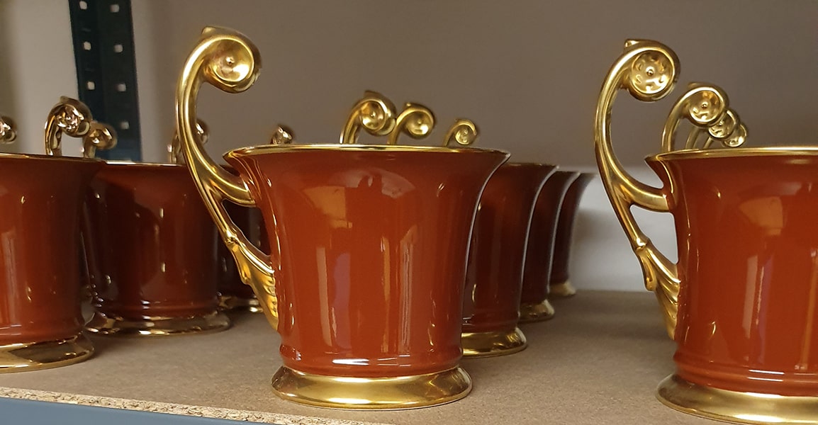 Bougies tasses en porcelaine façonnées avec soin dans un esprit de luxe artisanal