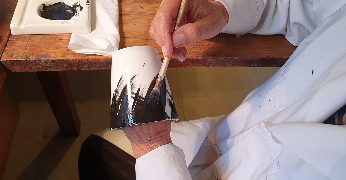 Décoration artisanale de pots à bougie dans les ateliers Lorenza Di Filippo