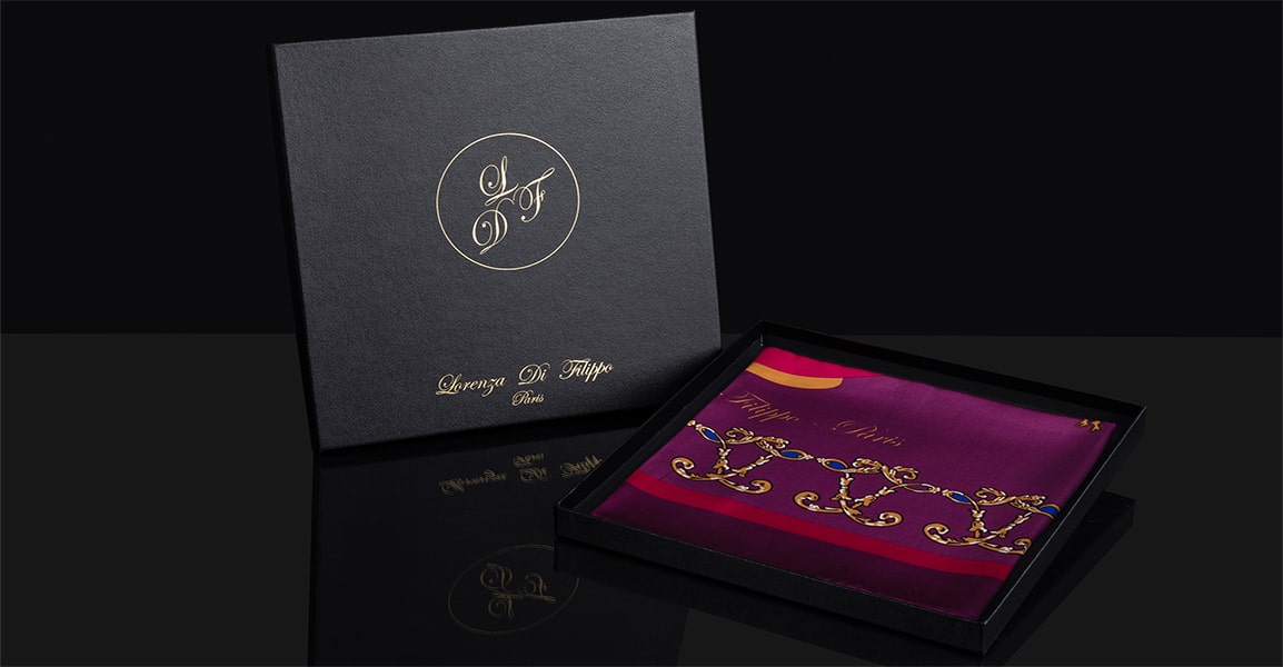 Carré de soie présenté dans un coffret cadeau élégant