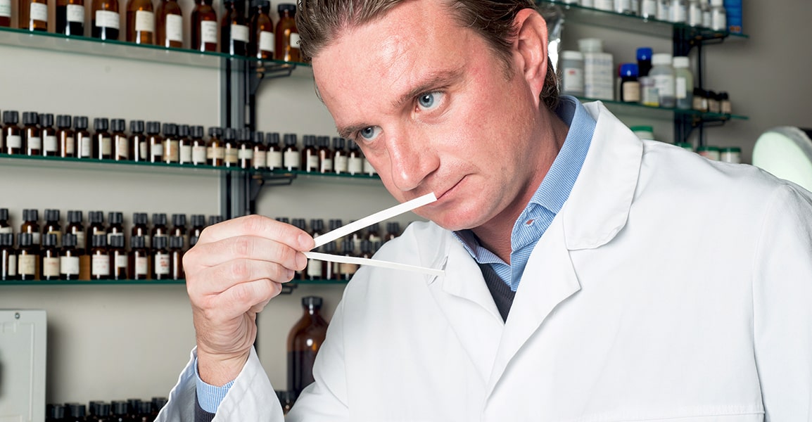 Parfumeur à Grasse, berceau de la haute parfumerie française