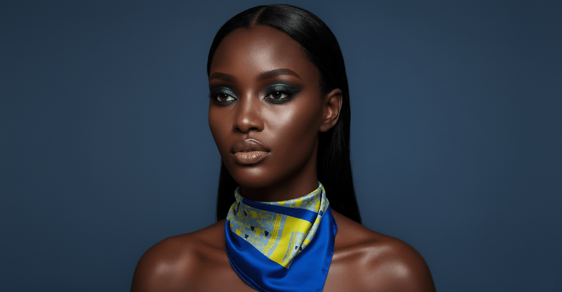 Carré de soie Anissa bleu majorelle et jaune porté autour du cou