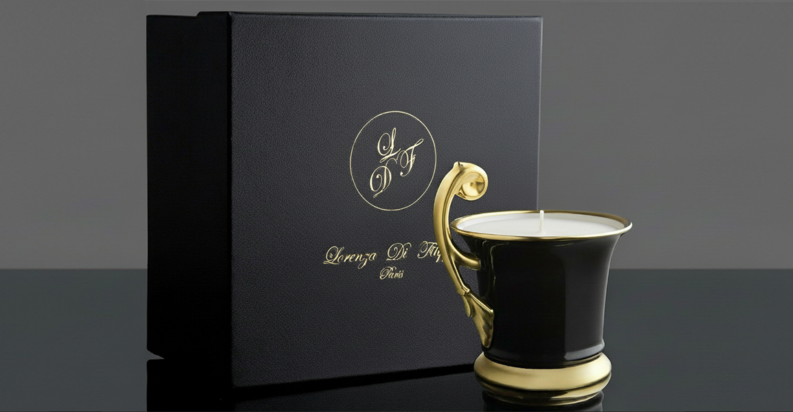 Bougie présentée dans une tasse en porcelaine